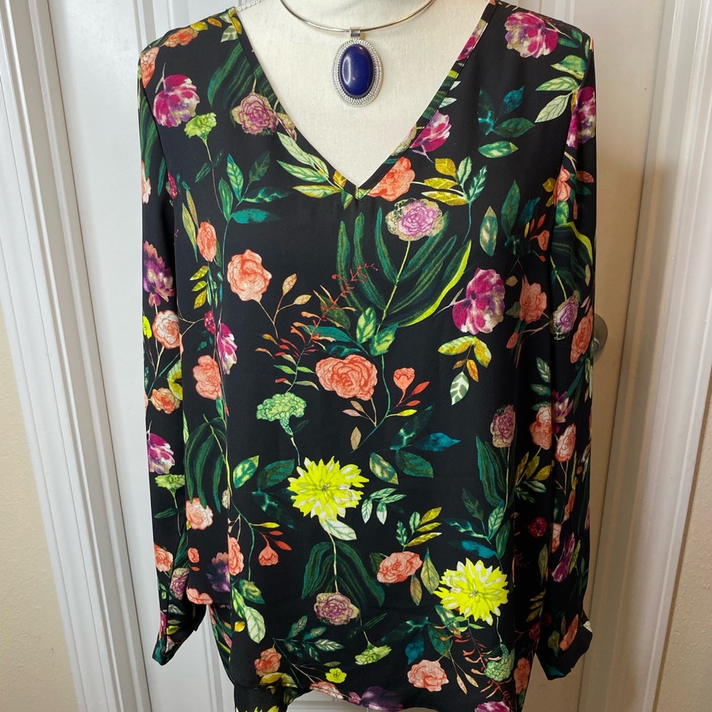 Chelsea & Theodore Womens Long-Sleeve Black Floral V-Neck Blouse, Size Medium
